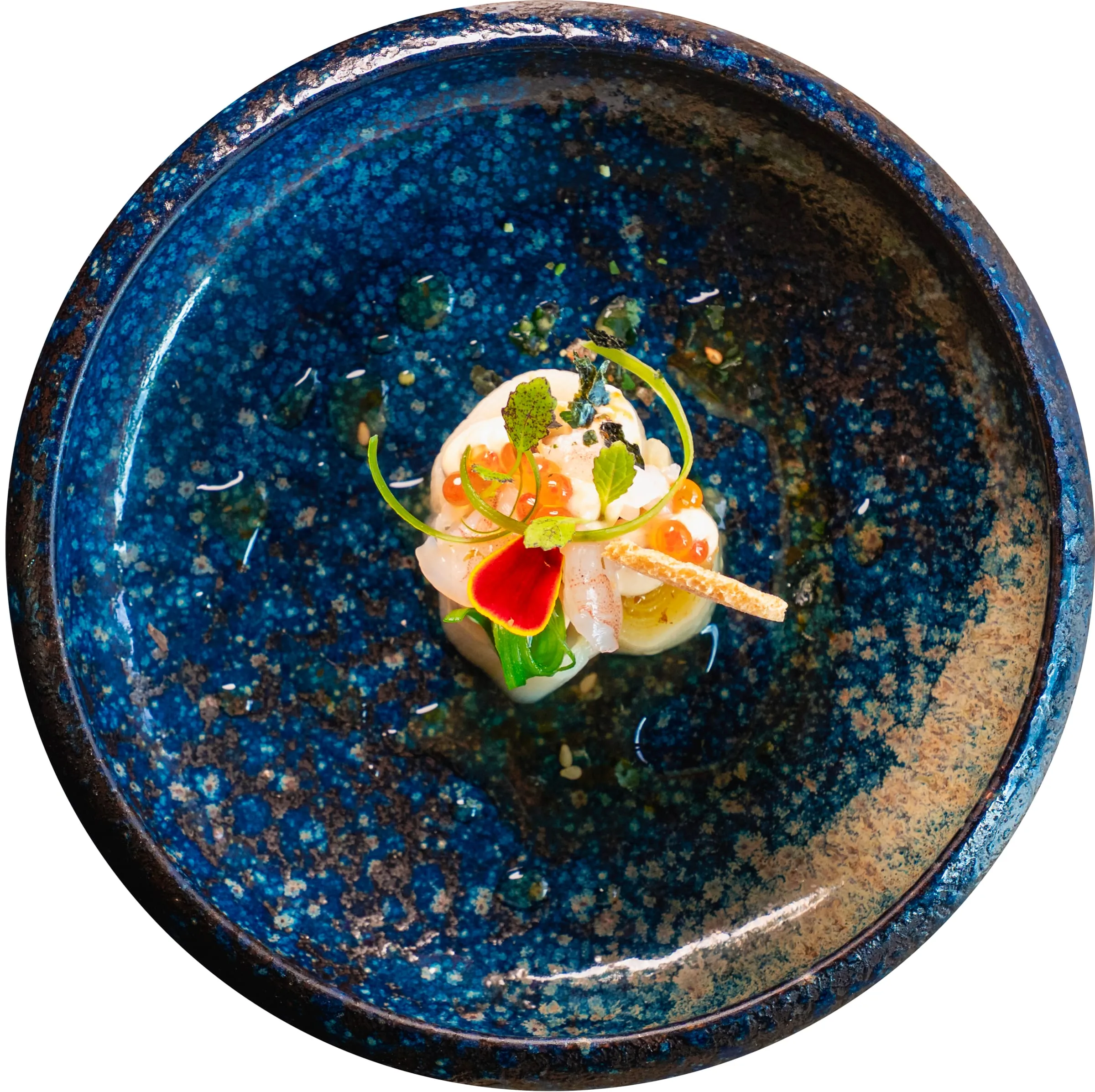 Assiette colorée sur une céramique bleue