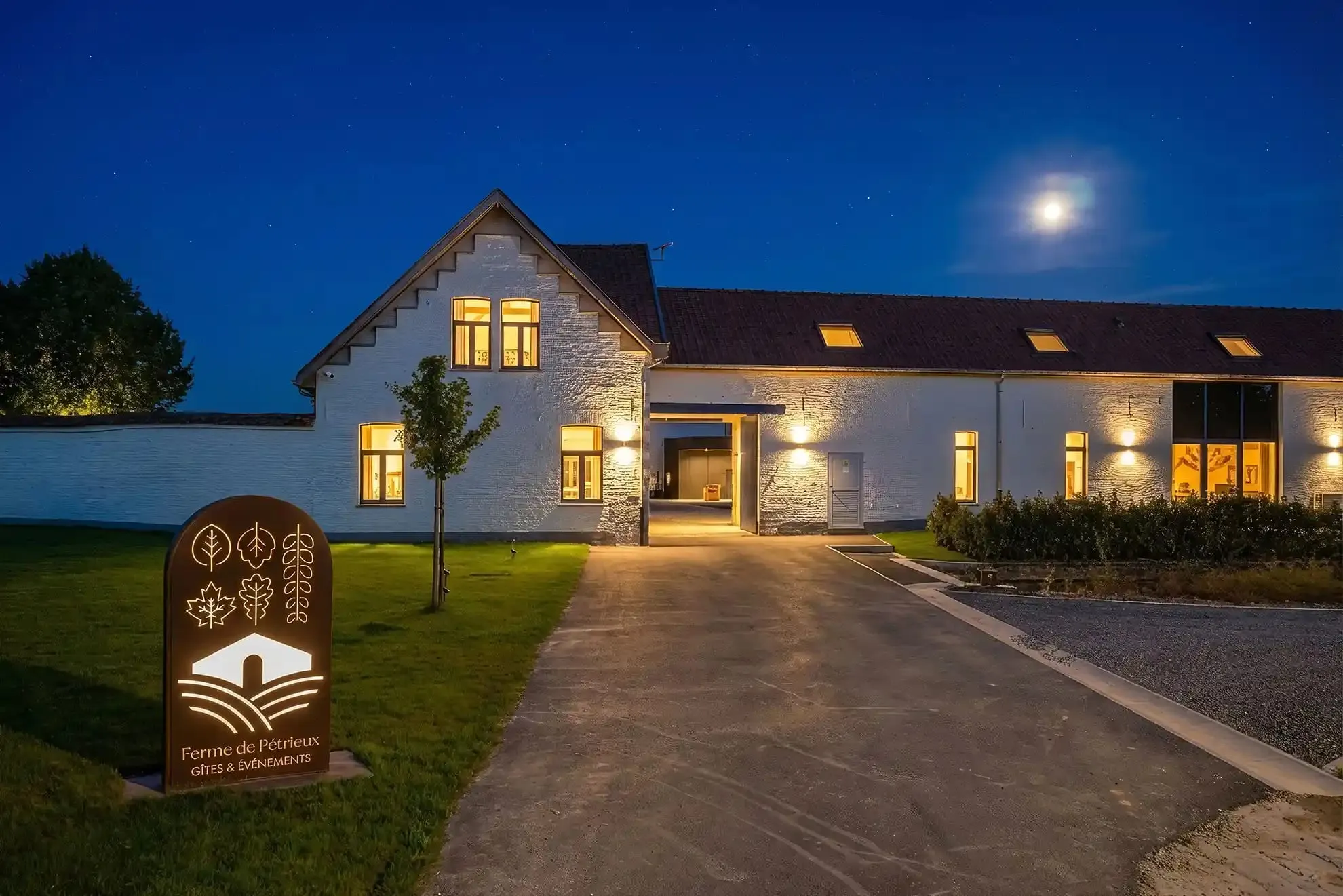 La ferme illuminée à la tombée de la nuit