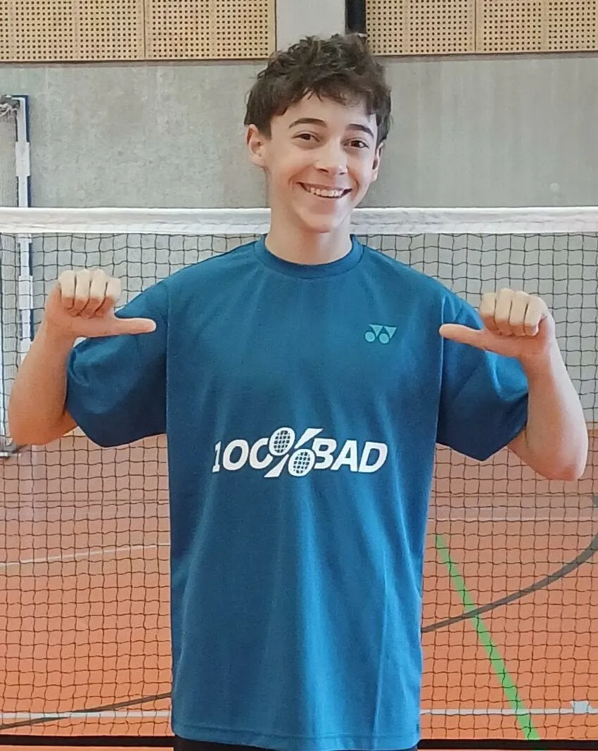 Jeune joueur en t-shirt du stage, pouces levés