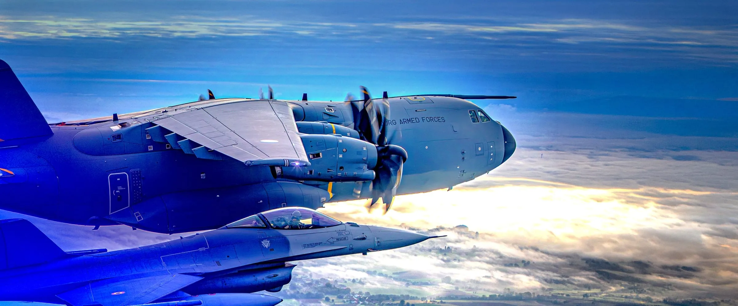 Avions militaires en vol au-dessus des nuages
