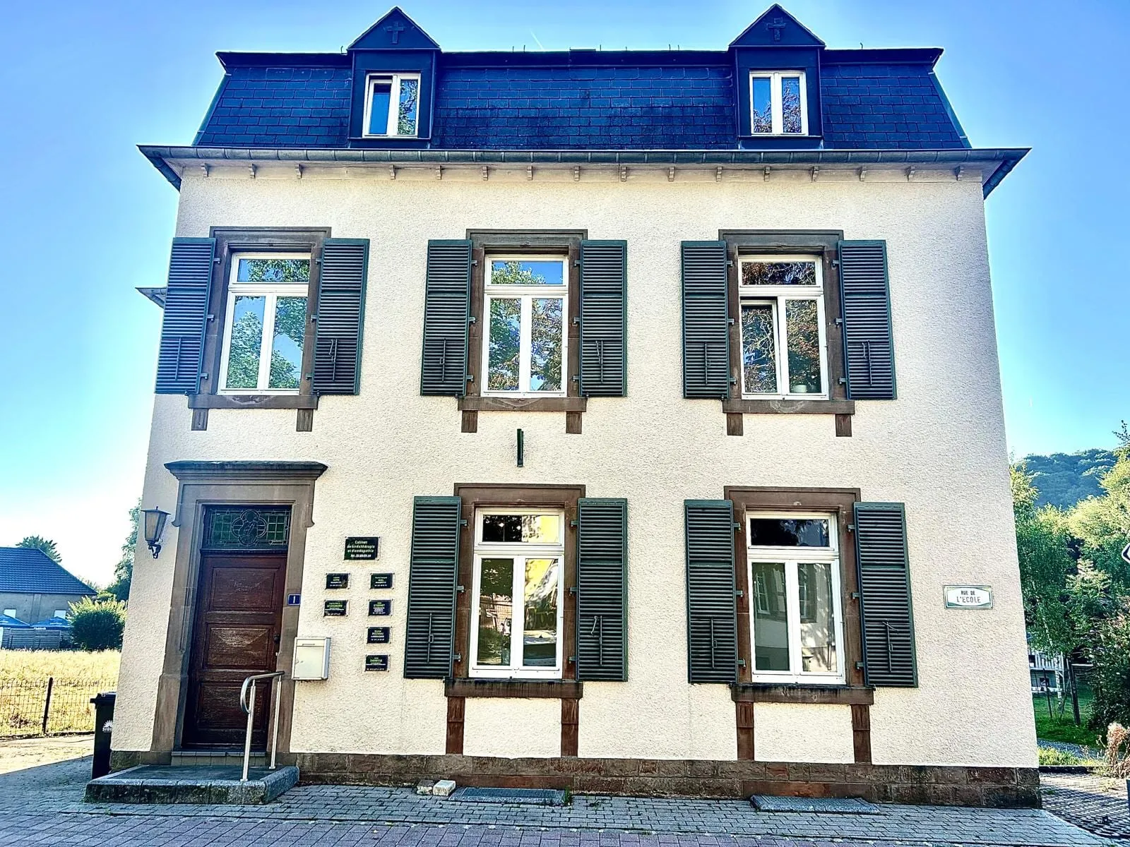 Façade de la maison du Centre Oméos