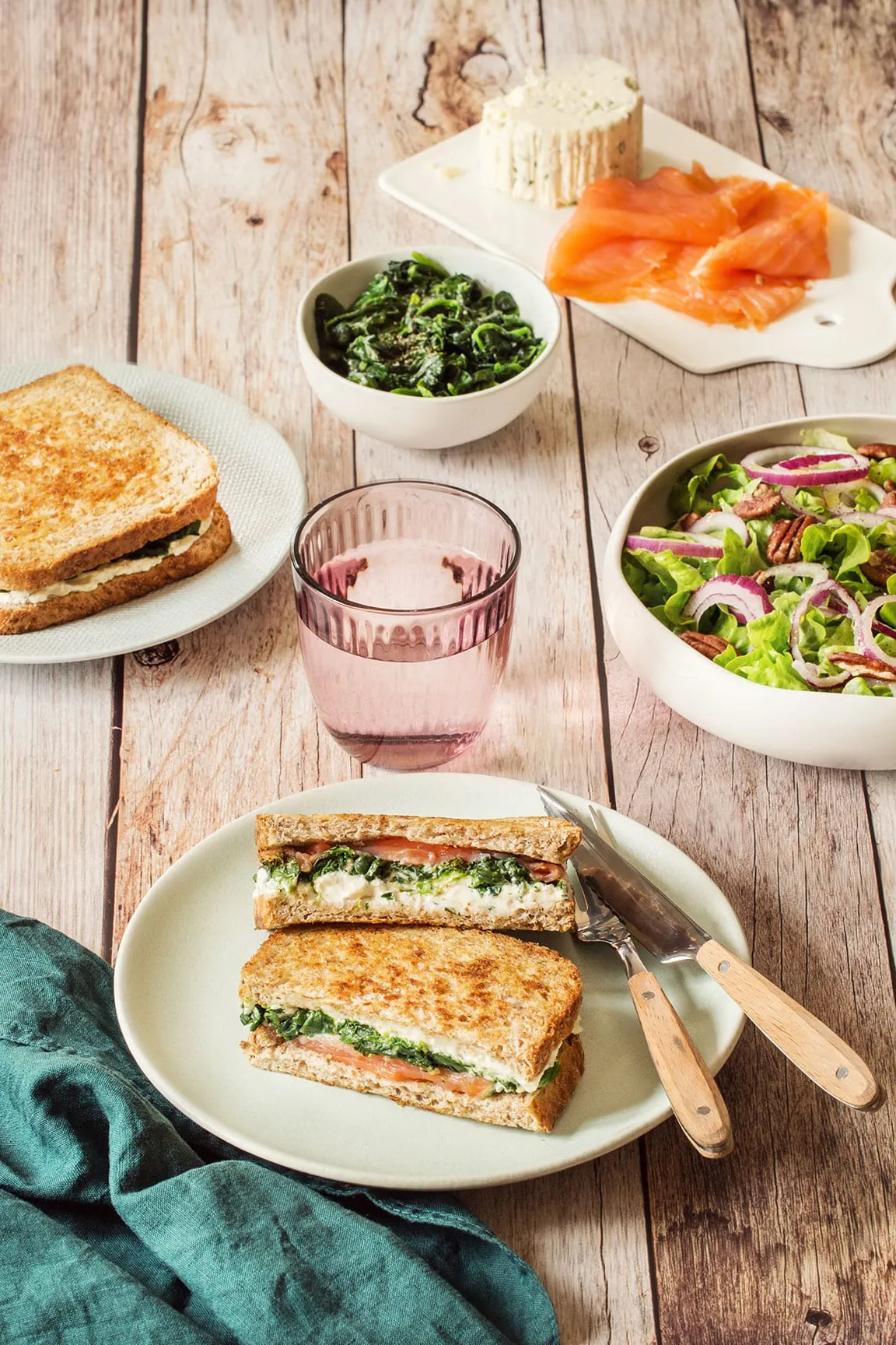 Croque au saumon fumé, épinards et fromage frais