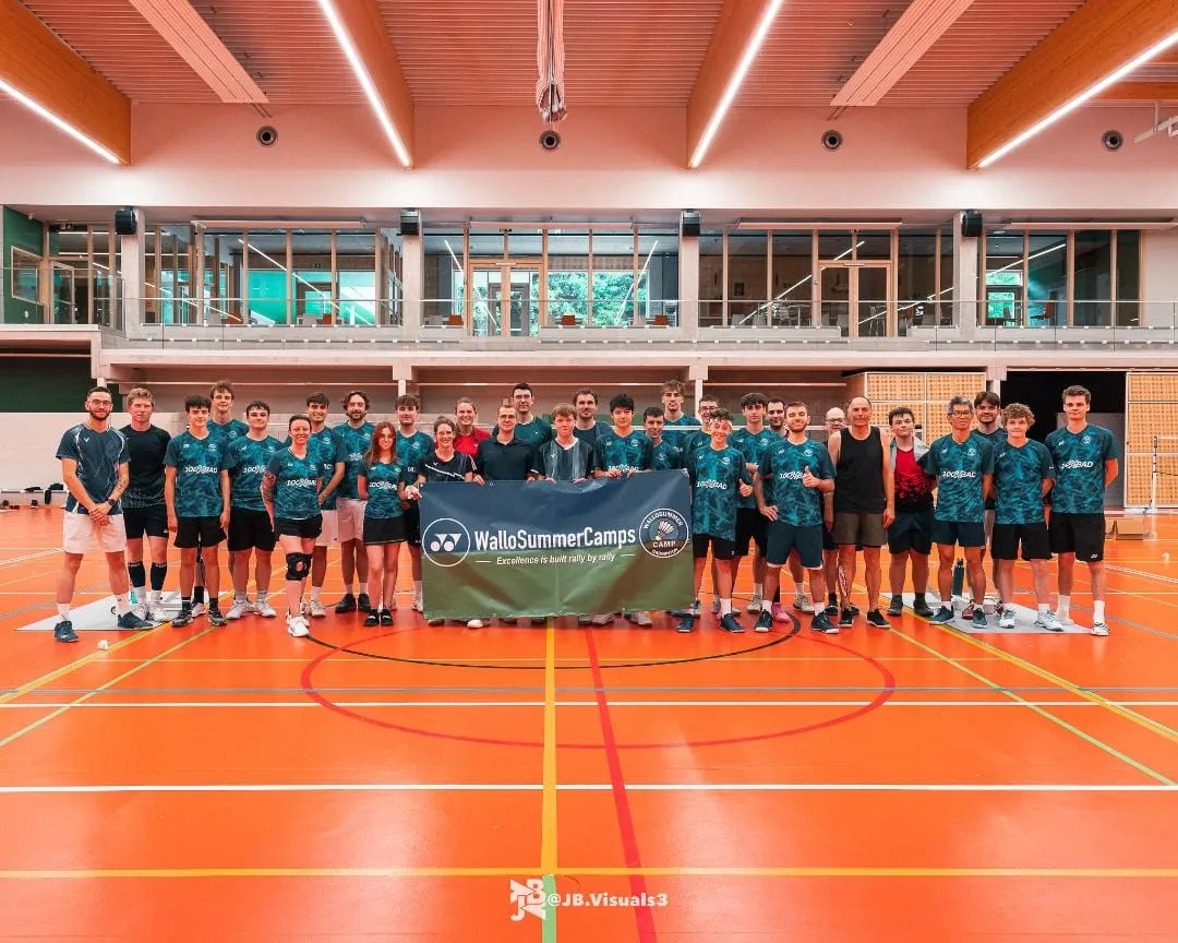 Groupe de stagiaires du Wallo Summer Camp réunis dans le hall de badminton