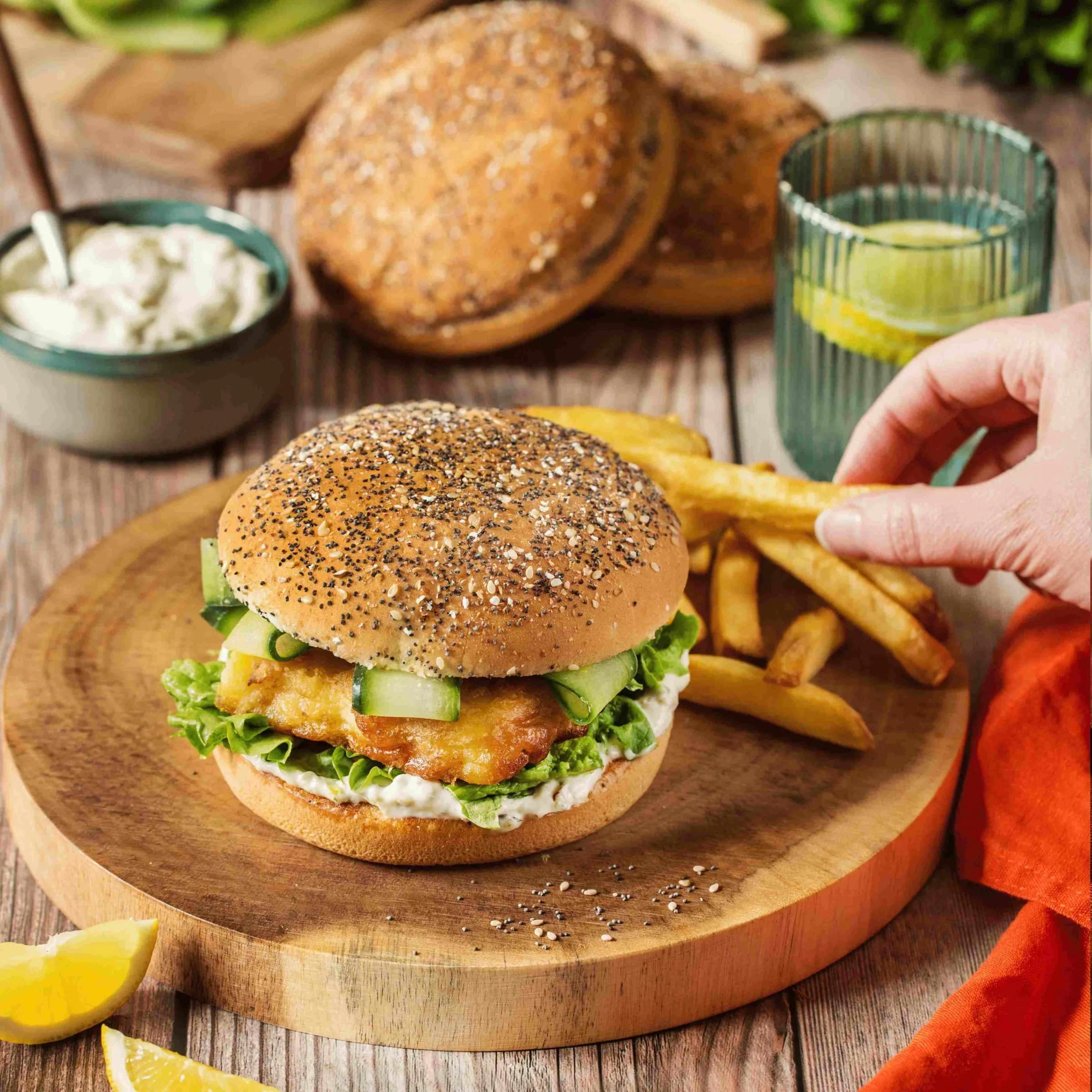Burger aux graines et frites sur une planche en bois