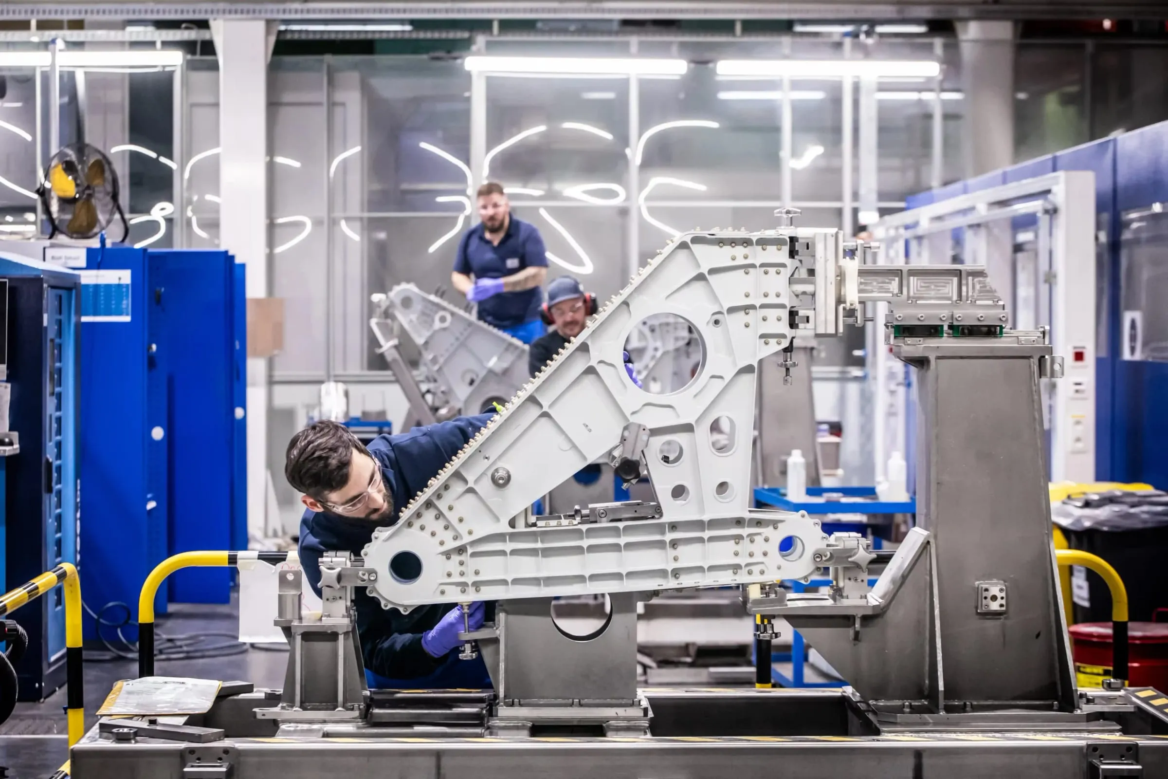 Technicien SABCA assemblant une aérostructure en atelier